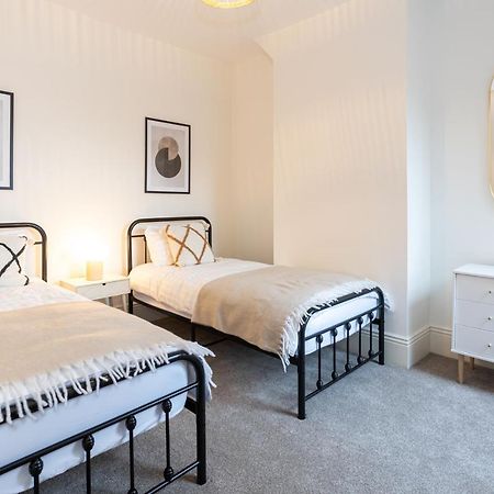 Villa Stunning Scandi 3 Bed House In Manchester-Parking Exterior foto