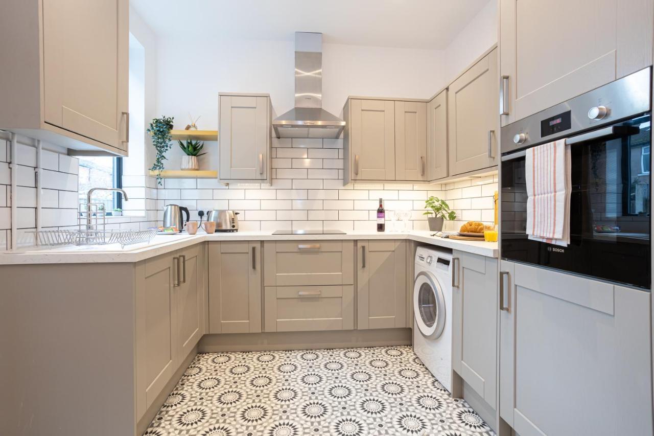 Villa Stunning Scandi 3 Bed House In Manchester-Parking Exterior foto